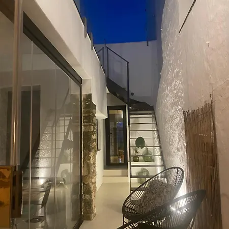 Unique Townhouse With Rooftop Pool