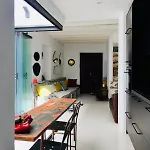 Hébergement de vacances Unique Townhouse With Rooftop Pool *