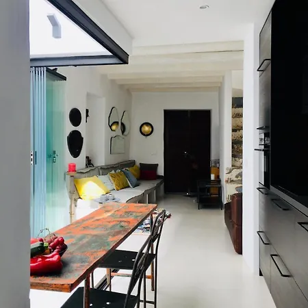Nyaraló Unique Townhouse With Rooftop Pool *